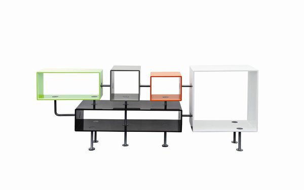 Thermoformable et disponible en plusieurs teintes, le Hi-Macs se glisse partout, en toute discrétion, grâce à ses jointures invisibles. Ici ; il est utilisé dans la conception de mobilier, avec cette console composée de cinq modules reliés entre eux, dans un parfait équilibre de couleurs chaudes et froides. (Design Jean-Baptiste Sibertin-Blanc pour Design et Création - Hi-Macs Arctic White, Coffe Brown, Orange, Steel Grey et Light Green).