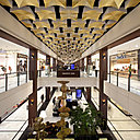 Le plafond blanc s’est transformé en une trame faite de motifs géométriques, qui rappellent les formes « voile tendue » des sixties. Des moules en forme de cabochons incurvés créent un effet très graphique, et font écho aux mailles métalliques du célèbre couturier Paco Rabanne, icône des sixties. Le plafond blanc s’est transformé en une trame faite de motifs géométriques, qui rappellent les formes « voile tendue » des sixties. Des moules en forme de cabochons incurvés créent un effet très graphique, et font écho aux mailles métalliques du célèbre couturier Paco Rabanne, icône des sixties.