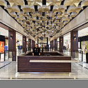 Le plafond, graphique et doré à la feuille de cuivre, donne l’impression d’entrer dans la nef d’une cathédrale, version sixties, en trois dimensions. Place au luxe, à l’image des matériaux utilisés, tels que le marbre blanc de paros et l’acajou laqué. Le plafond, graphique et doré à la feuille de cuivre, donne l’impression d’entrer dans la nef d’une cathédrale, version sixties, en trois dimensions. Place au luxe, à l’image des matériaux utilisés, tels que le marbre blanc de paros et l’acajou laqué.