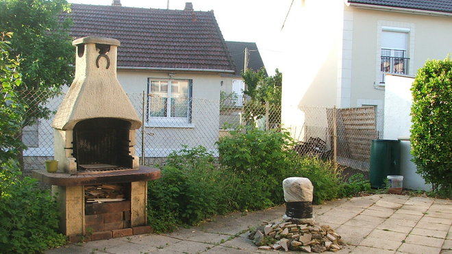 Avant: une ancienne clôture de jardin ayant souffert du temps nécessite d’être déposée, et le site débroussaillé.