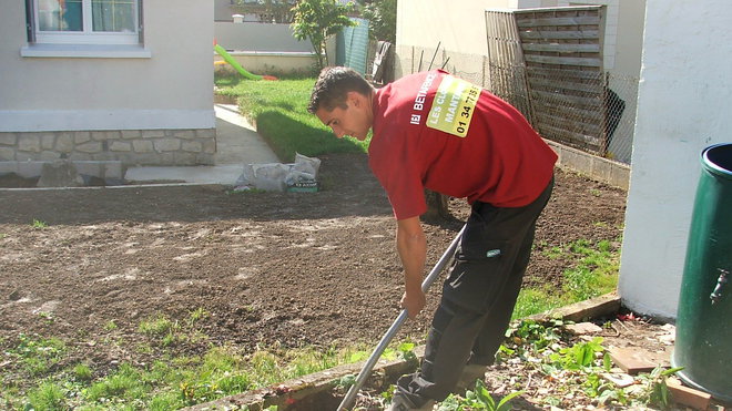 Etape 5 : Creusez des trous de 30x30 cm sur 50 cm de profondeur, dans lesquels seront scellés les futurs poteaux Bekaclip®.
