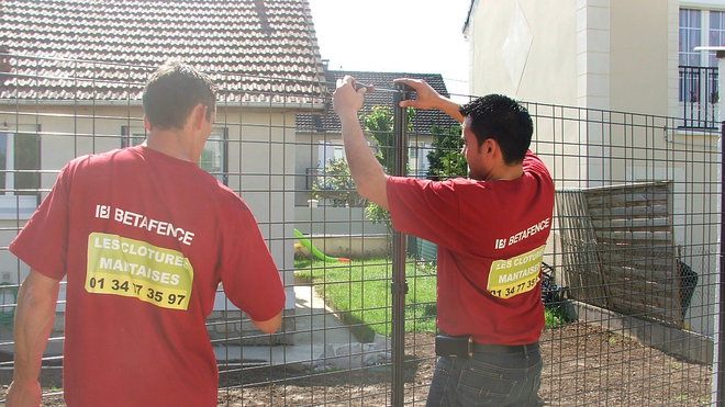 Etape 10 : Positionnez le 3ème poteau dans le trou suivant, et coulez le béton. Fixez ensuite le 2ème panneau au 3ème poteau, puis fixez-le au 2ème poteau. Placez les panneaux suivants de la même manière.