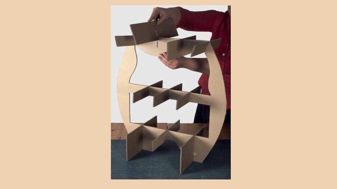 La technique des traverses croisées pour le mobilier en carton, a été inventée par Eric Guiomar, dans les années 1990. Elle permet d’obtenir des structures de meuble très solides, grâce à un système d’encoches et emboîtements.