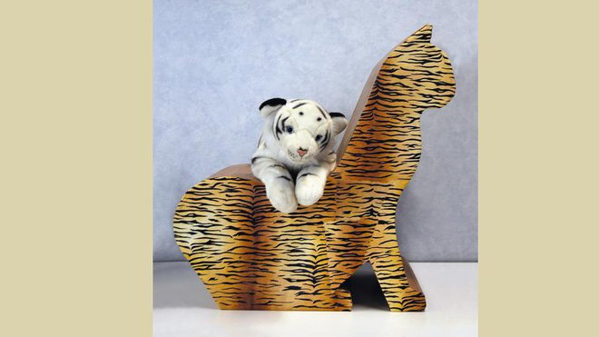 Le mobilier en carton s’adapte aux grands comme aux petits. Pour preuve, l’ouvrage vous propose de fabriquer ce fauteuil en forme de chat, qui fera le bonheur de vos enfants.