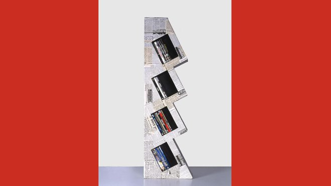 Un meuble pour ranger des DVD, que l’on peut assembler à un deuxième bénéficier de rangements supplémentaires. Une décoration réalisée à l’aide de papiers journaux, pour un style récup’, très graphique.