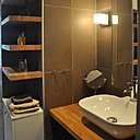 Les rangements ouverts et fermés animent l’espace, offrent leur aspect fonctionnel et évitent l’effet de masse des placards classiques.