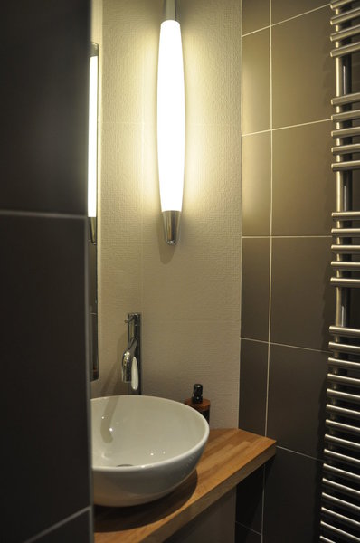 Le carrelage mural couleur café au lait, grand format, (carreaux de 30 x 59 cm) rend l’espace plus élégant.