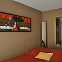 Dans cette chambre, les tons du tableau ont servi de base pour choisir les couleurs qui habillent l’espace.