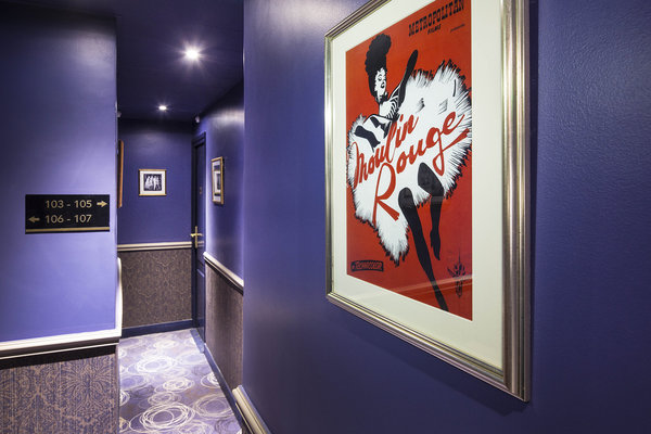 Dans les couloirs de cet hôtel inspiration cabaret moderne, à deux pas du mythique Moulin Rouge, on retrouve des affiches de l’époque.