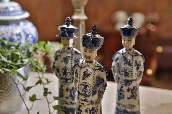 Porcelaines chinoises, photos et bibelots ornent les murs et les étagères ; autant de souvenirs rapportés de lointains voyages.