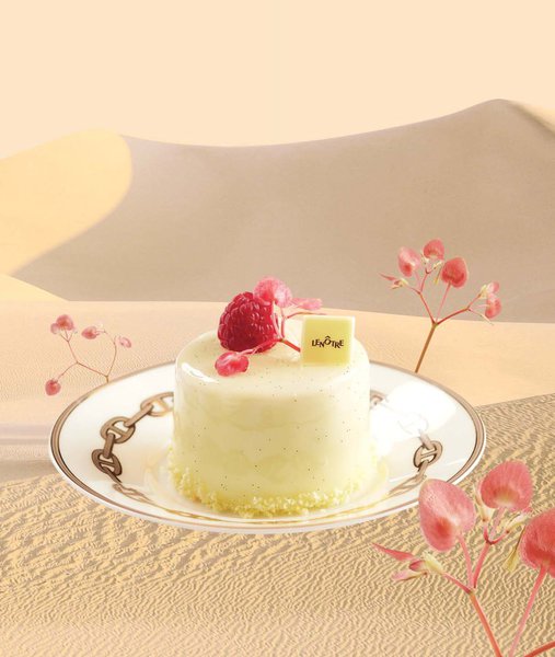 Chez Lenôtre, Eve entre en scène avec un dessert à son image: aérien et virginal: le Fleur d'Eve.