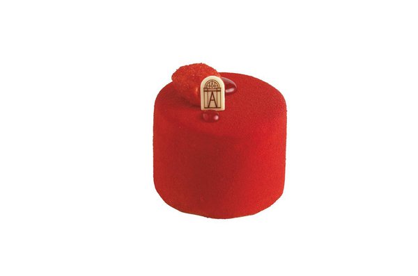 Christophe Appert, crée pour Angelina le Babylone, un dessert tout rouge, fait de biscuit dacquoise amandes, mousse à la vanille et confit de framboises.