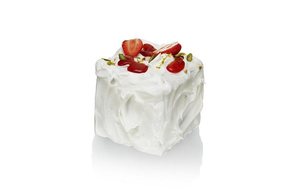Jolie proposition que l'Ice Cube signé Arnaud Larher: graphique et bon, ce sorbet fraise- glace à la pistache recouvert de meringue, tel un vacherin contemporain.