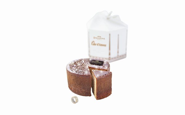 En hommage à Catherine Deneuve confectionnant un gâteau dans sa masure, Dalloyau propose un merveilleux et romantique Cake d'Amour avec une bague cachée dedans pour séduire un prince énamouré.