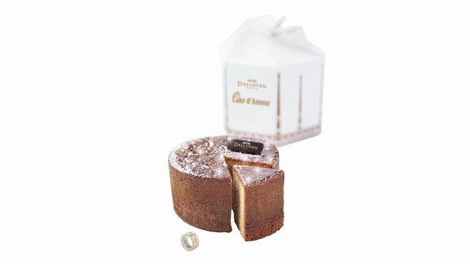 En hommage à Catherine Deneuve confectionnant un gâteau dans sa masure, Dalloyau propose un merveilleux et romantique Cake d'Amour avec une bague cachée dedans pour séduire un prince énamouré.