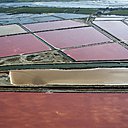 Spectaculaires, les salins couvrent une large partie des marais au sud-est du village fortifié d’Aigues-Mortes.