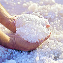 Sous l’action combinée du soleil et du vent, l’eau de mer s’évapore permettant la récolte du sel et de la délicate fleur de sel.