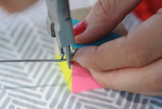 Accrochez la tige à l'anneau.