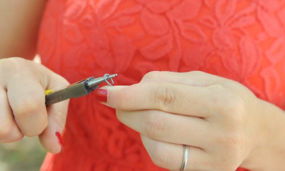 Comment faire un anneau sur la tige métallique?