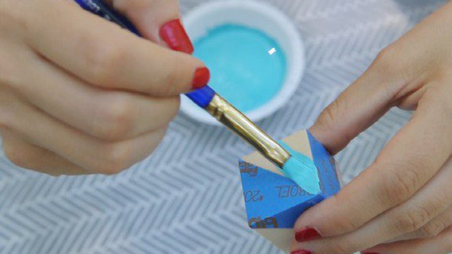 Peindre en diagonale pour former des triangles.