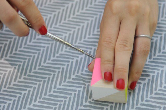 Percez l'angle avec le poinçon.