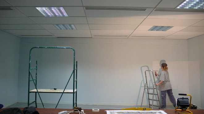 Etape 4 : Remplir les fonds avec une peinture acrylique satinée blanche.