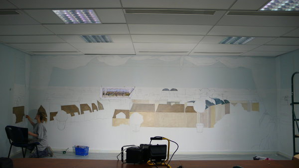 Etape 10: Commencer à remplir les maisons et les feuillages avec des couleurs acryliques. Pour les murs des maisons : ocre jaune, terre d’ombre et bleu outremer, pour les toits bleu phtalocyanine et terre d’ombre avec du blanc.