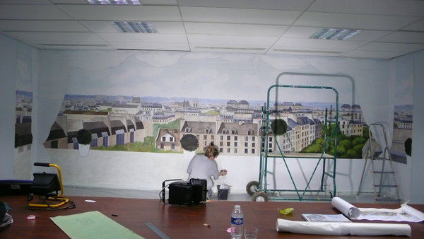 Etape 21 : Pocher à l’éponge naturelle le sol en fausses pierres avec terre d’ombre et ocre jaune. Laisser sécher.