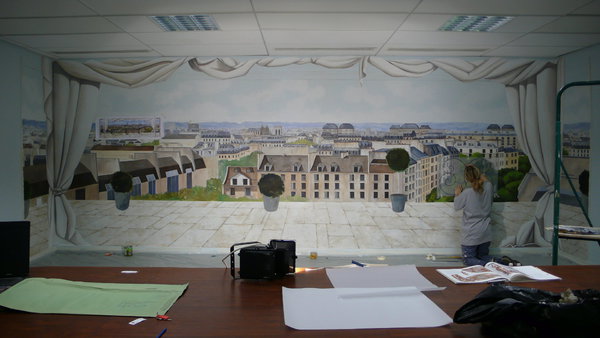 Etape 26 : Dessiner sur un calque recto-verso le motif de la rambarde au crayon papier gras (3B), puis le reproduire sur le mur en le grattant avec ce crayon. Répéter l’opération tout le long du mur pour obtenir une rambarde régulière.