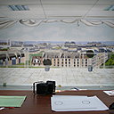 Etape 27 : Appliquer du Scotch papier le long de la rambarde, afin de pocher les lignes droites de cette dernière. De cette façon, le travail est plus rapide et plus propre. Laisser sécher.