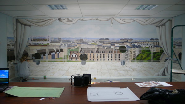 Etape 27 : Appliquer du Scotch papier le long de la rambarde, afin de pocher les lignes droites de cette dernière. De cette façon, le travail est plus rapide et plus propre. Laisser sécher.