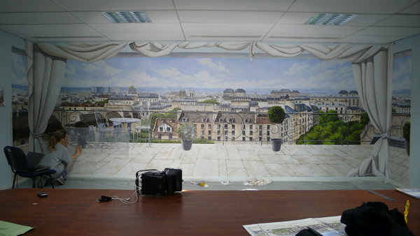 Etape 34 : Appliquer le calque sur le sol en fausses pierres, et le gratter avec un crayon ou une cale en bois, en répétant cette opération tout le long du mur.