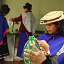 Une simple bouteille plastique sert de base au luminaire.