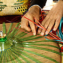 La bouteille est découpée en fines lanières autour du goulot et se répartie sur un gabarit et servira de trame au tissage.