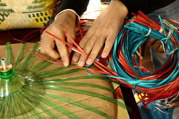 La bouteille est découpée en fines lanières autour du goulot et se répartie sur un gabarit et servira de trame au tissage.