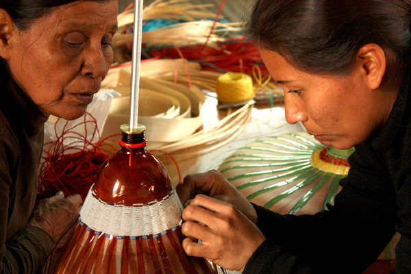 Différentes couleurs et formes sont confectionnées selon la hauteur et la couleur de la bouteille utilisée.