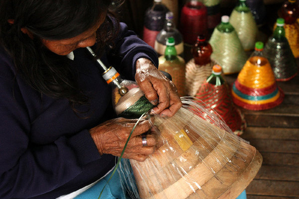 Pratique la méthode pour maintenir la bouteille pendant le tressage.