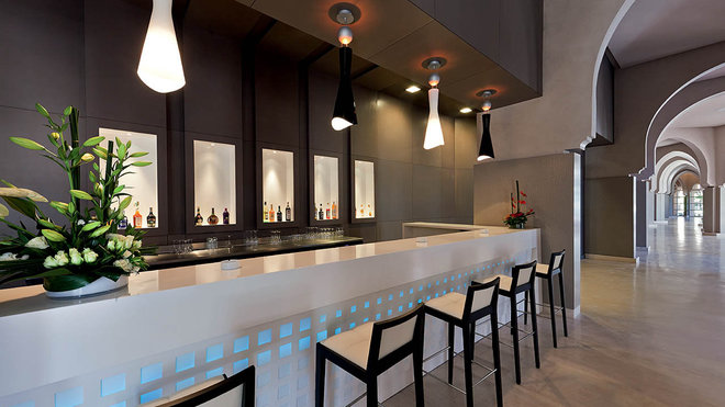 Le bar Ambiance a été pensé dans un style Art Déco, pour que les clients de l’hôtel se retrouvent autour d’un verre, dans une ambiance moderne et détendue.