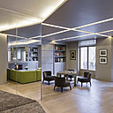 Des miroirs extra-clairs créent des effets de perspectives et des échappées visuelles.