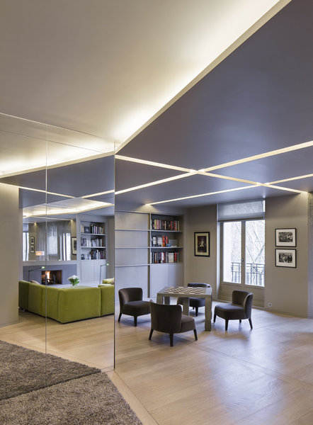 Des miroirs extra-clairs créent des effets de perspectives et des échappées visuelles.