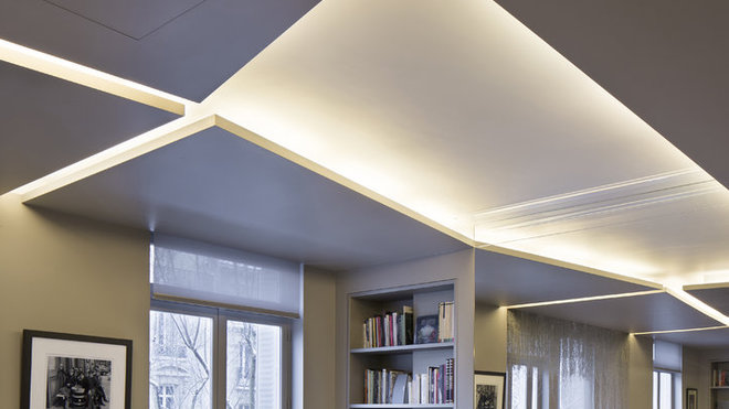 Un maillage perfore le plafond en staff. Il en résulte un réseau lumineux sur variation, qui éclaire l’ensemble de l’espace. La lumière ainsi sculptée participe à la construction de l’espace.