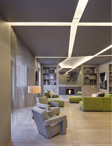 Au sol, chacune des lames du parquet est réalisée sur mesure pour que les seules découpes visibles soient créées par le grand maillage.