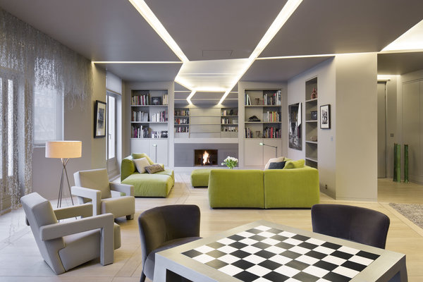 Au plafond, la lumière géométrisée est traitée comme une masse à sculpter.