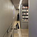 Deux parois coulissantes permettent de multiplier les configurations de la suite parentale. La suite est constituée d’un couloir dressing, d’une zone lit/bibliothèque, de toilettes et d’une grande salle de bains.