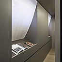 La lumière naturelle est filtrée par des stores encastrés, ou sculptée comme dans la suite parentale où trois prismes lumineux jalonnent le parcours. Ils camouflent des vasistas inesthétiques et aux dimensions réduites, que l’on ne pouvait modifier.