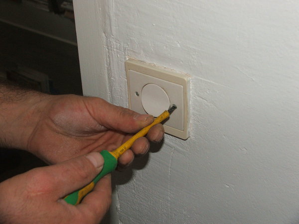 Etape 1 : Dévissez l’ancien interrupteur sur sa façade, usé par le temps et devenu défectueux.