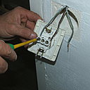 Etape 3 : Dévissez les trois vis serrant les fils électriques sur l’ancien interrupteur. Au préalable et par mesure de précaution, coupez le courant au tableau électrique.