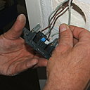 Etape 7 : Terminez le branchement de l’interrupteur par le dernier fil navette en le plaçant dans sa borne.