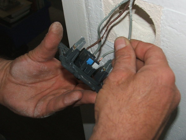 Etape 7 : Terminez le branchement de l’interrupteur par le dernier fil navette en le plaçant dans sa borne.