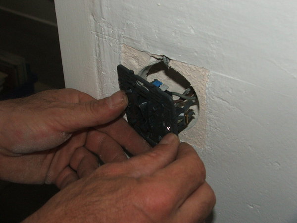 Etape 8 : Engagez l’interrupteur dans son orifice d’encastrement. Pressez fermement la pièce contre le mur.